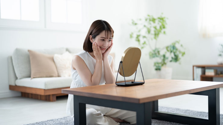 スキンケアする女性