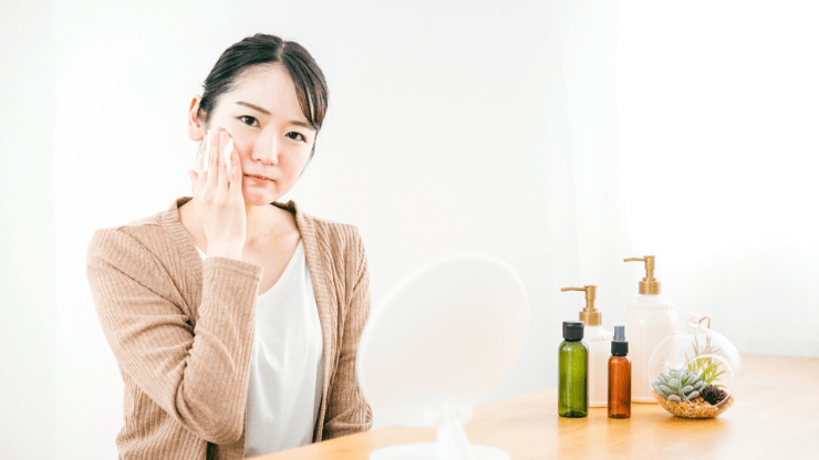 スキンケアする女性