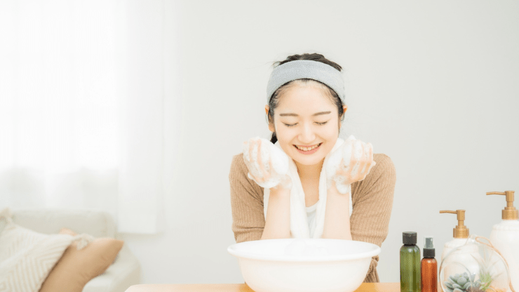 洗顔する女性