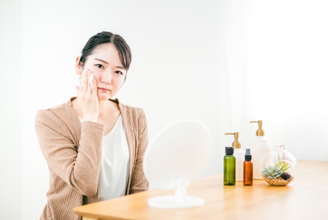 スキンケアする女性